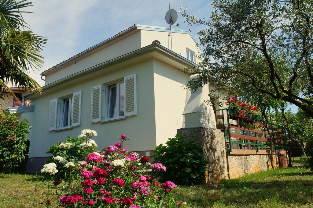 Studio And Apartment Nadia With Garden Porec Room photo