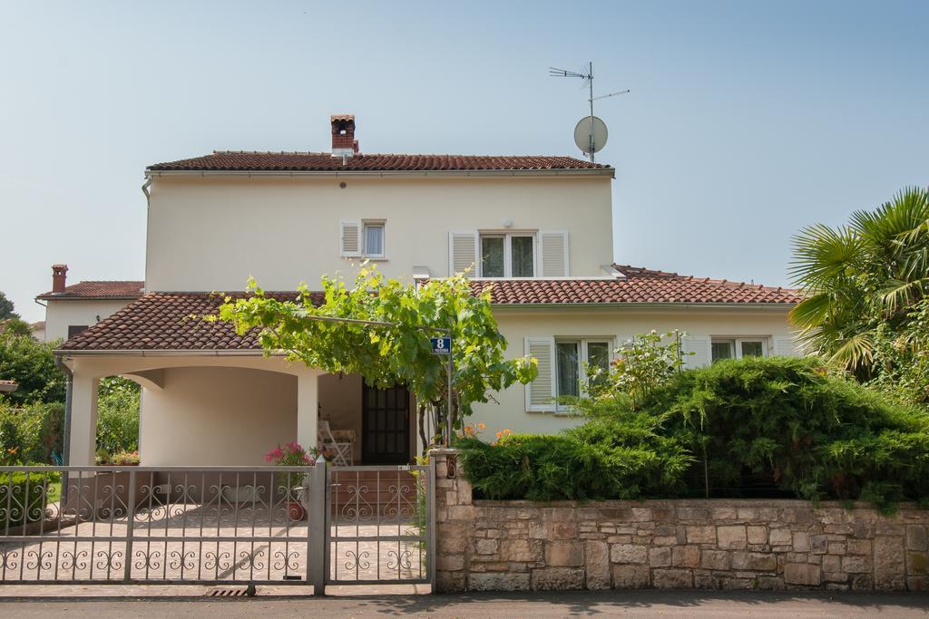 Studio And Apartment Nadia With Garden Porec Exterior photo