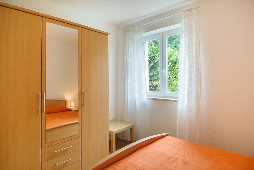 Studio And Apartment Nadia With Garden Porec Exterior photo