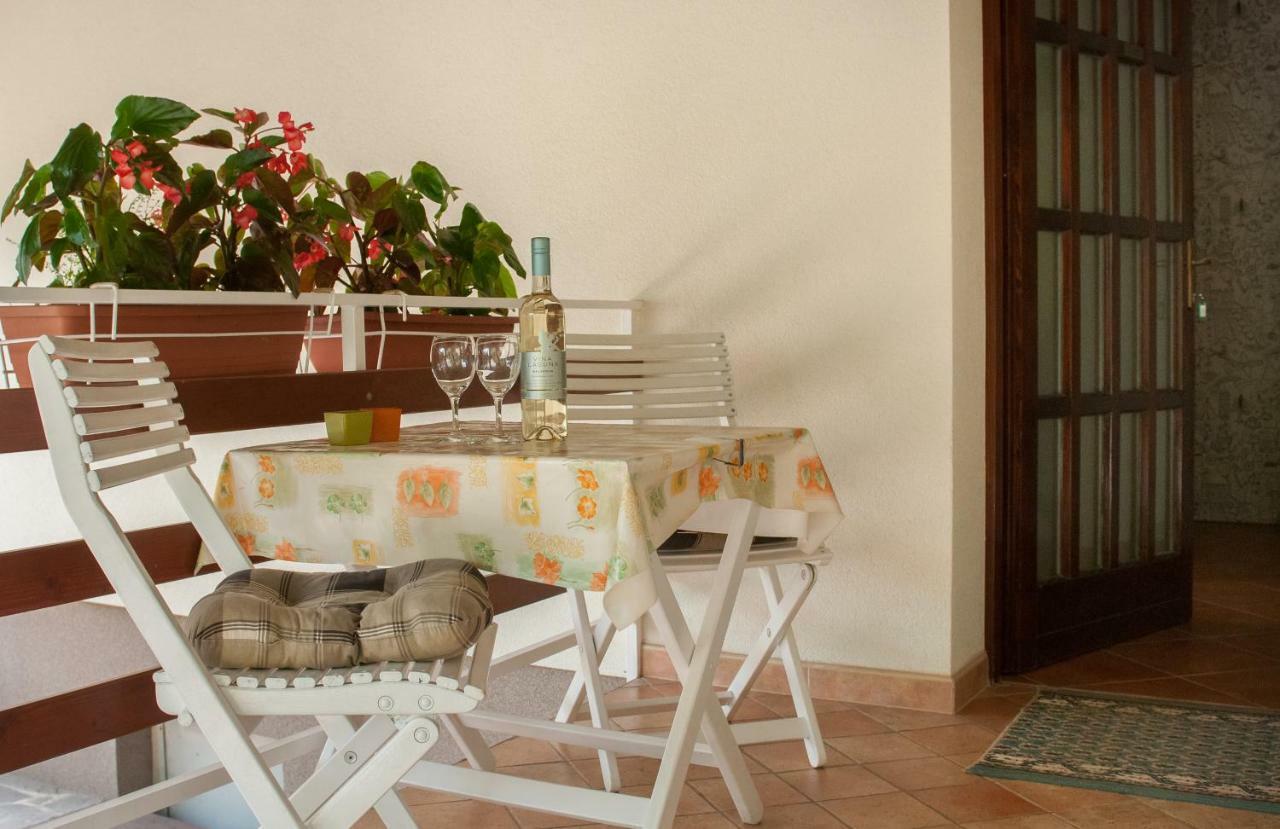 Studio And Apartment Nadia With Garden Porec Exterior photo