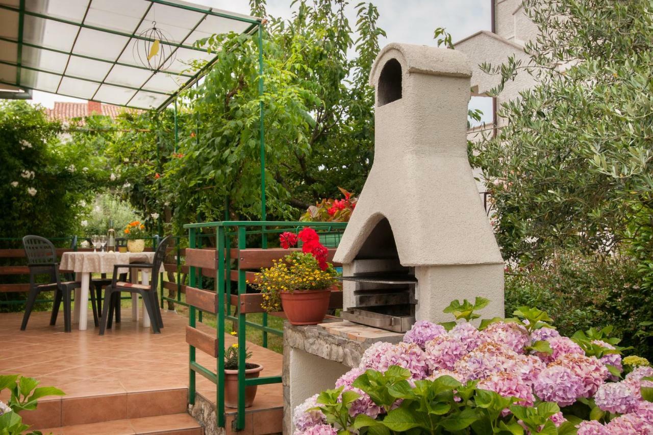 Studio And Apartment Nadia With Garden Porec Exterior photo